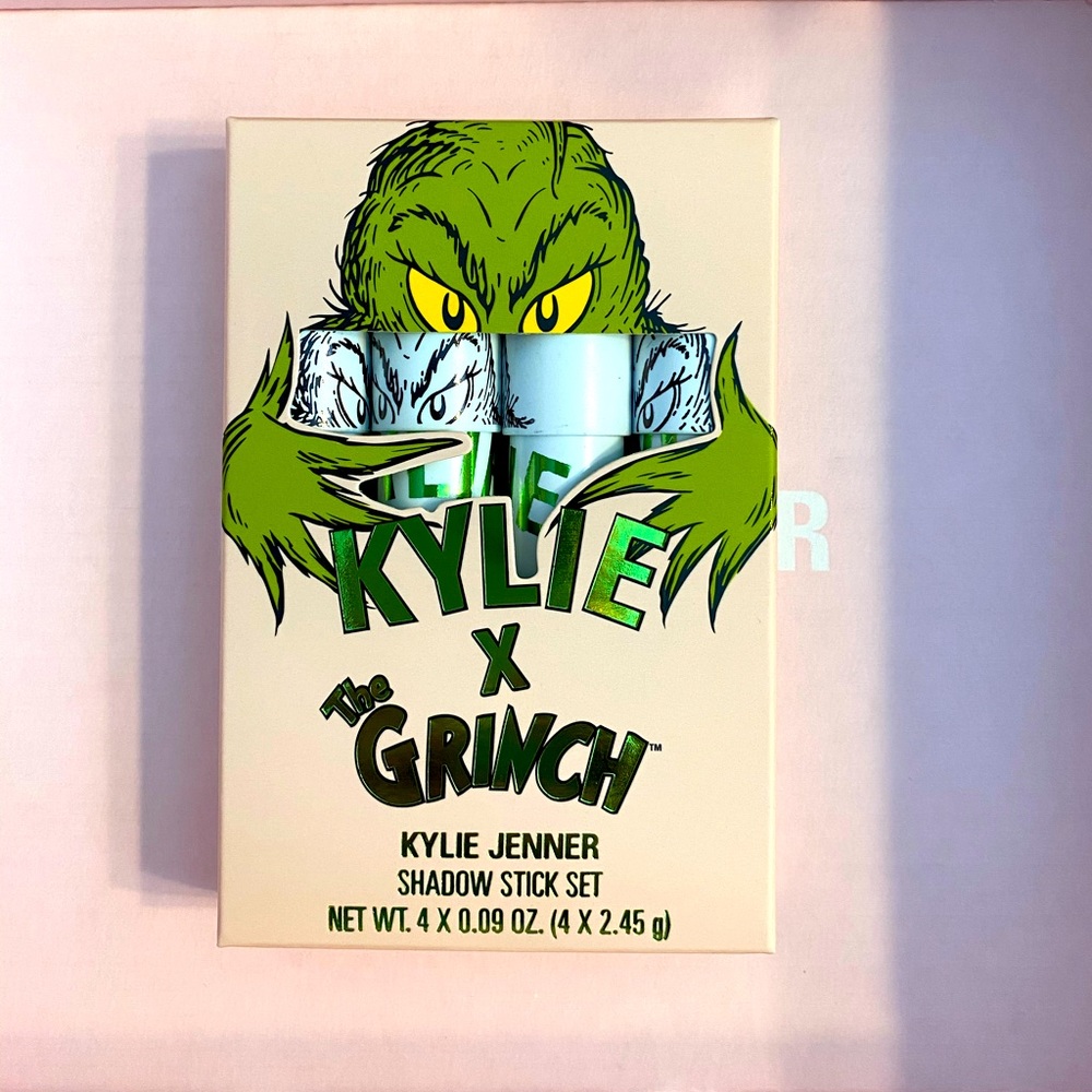 Kylie x The Grinch Shadow Sticks